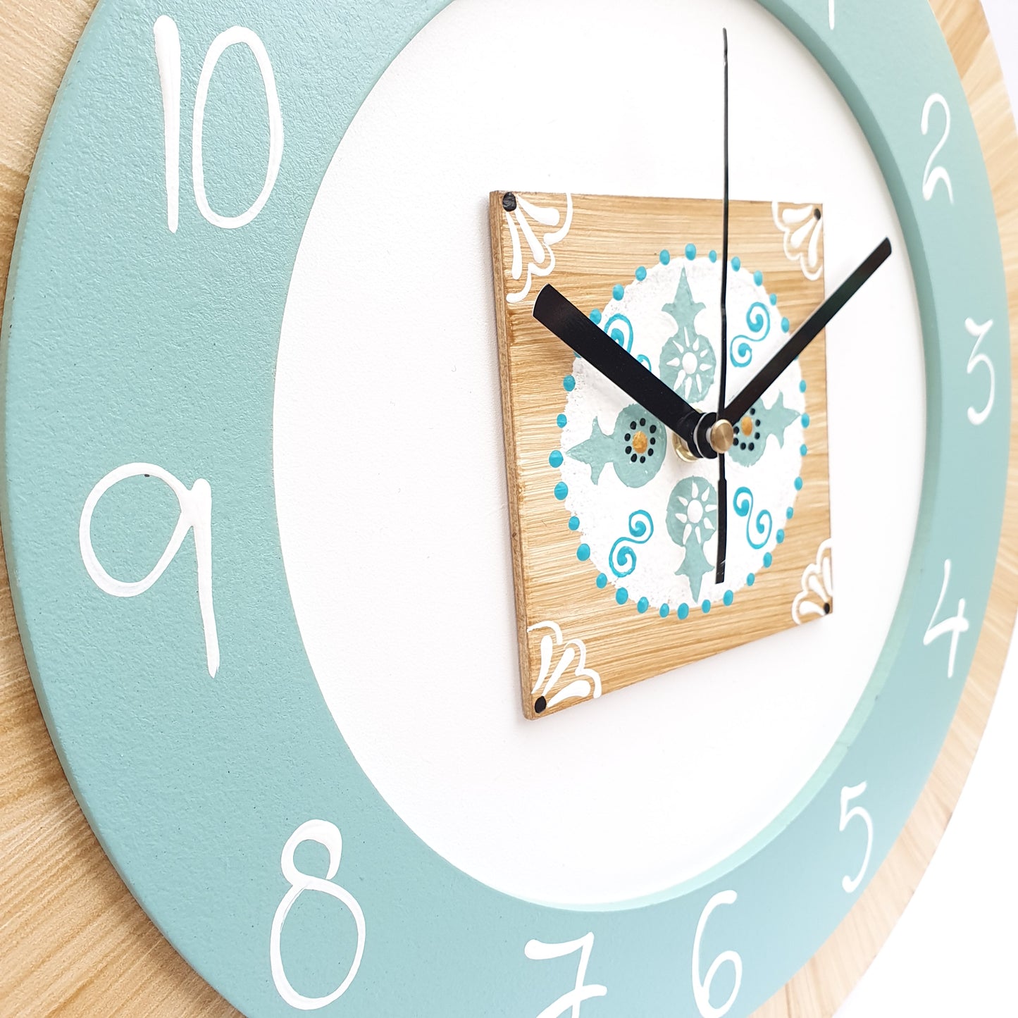 שעון קיר עגול מעץ עם רימונים בעבודת יד