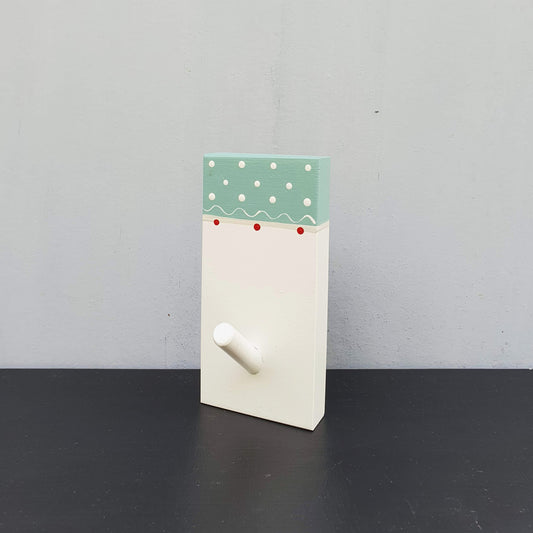 מתלה קיר מעץ בעבודת יד למגבת או תיק בעיצוב עדין