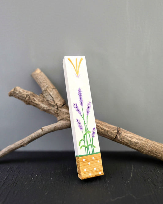 מזוזה מצוירת בעבודת יד עם איור לבנדר סגול בסגנון בוטני טבעי, מזוזה אומנותית לכניסה לבית או למשרד