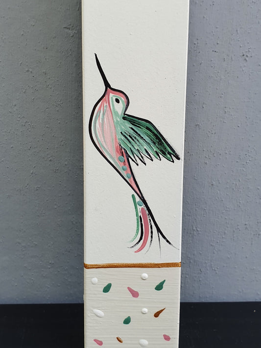 מזוזה מעוצבת מעץ עם ציור יונק דבש מצויר ביד בסגנון עדין, מזוזה בעבודת יד לכניסה לבית או למשרד