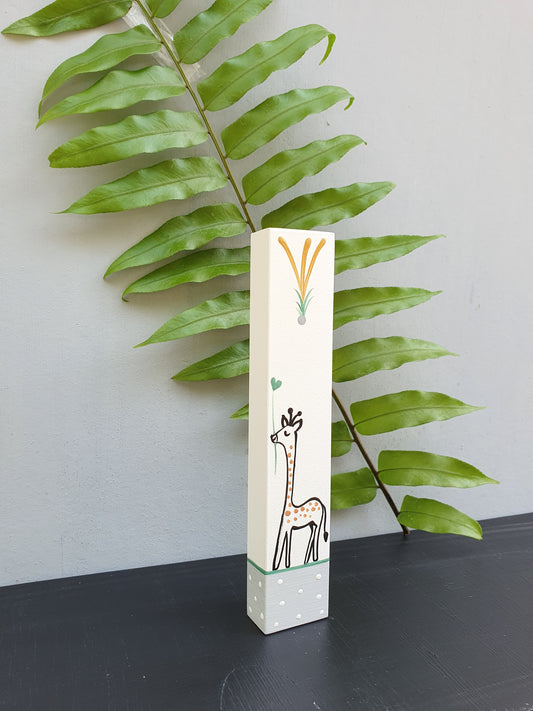 מזוזה מעוצבת לחדר ילדים מצוירת בעבודת יד עם חיות ספארי וחיות תיבת נח ג׳ירפה בצבעים רכים מזוזה עם שם אישי לחדר תינוק ולחדר ילדים מתנה ללידה ברית בריתה וחדר חדש