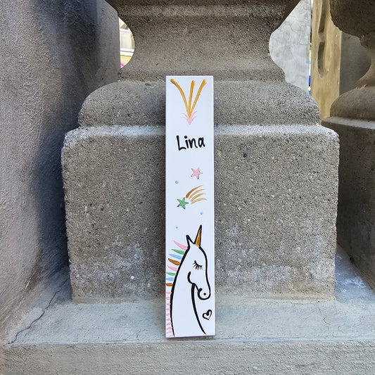 מזוזה לחדר ילדים בעבודת יד עם ציור חד קרן צבעוני וכיתוב אישי Lina, מזוזה עדינה לילדות מתנה ללידה ולבריתה ציור מקורי