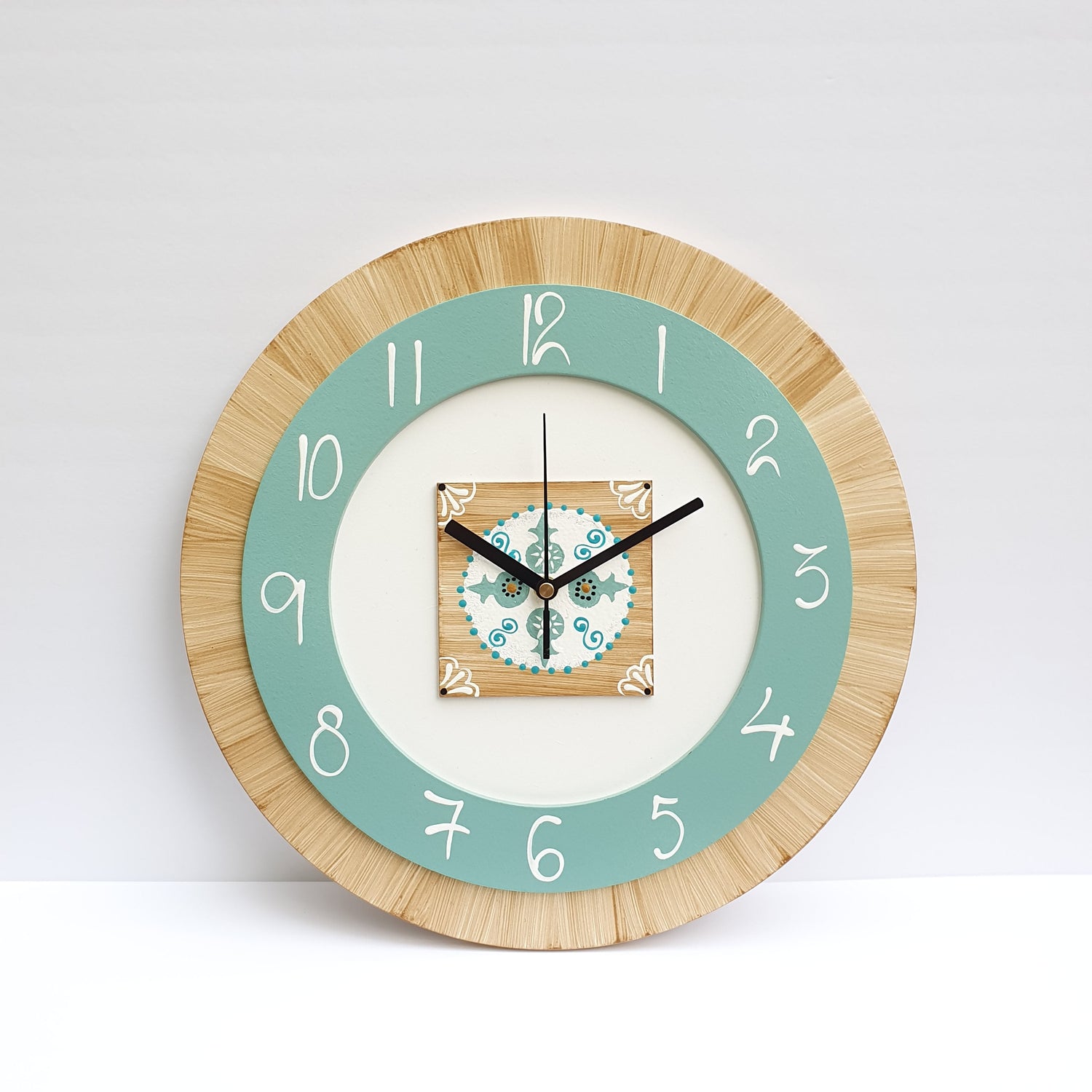 שעוני קיר עגולים מעץ בעבודת יד עם ציור מקורי בעיצוב עדין לבית