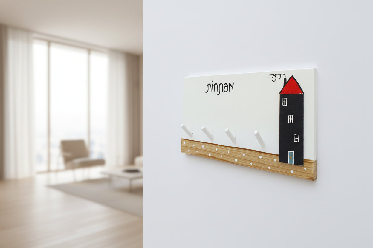 מתלה למפתחות לקיר בעבודת יד עם ציור בית עדין לכניסה לבית