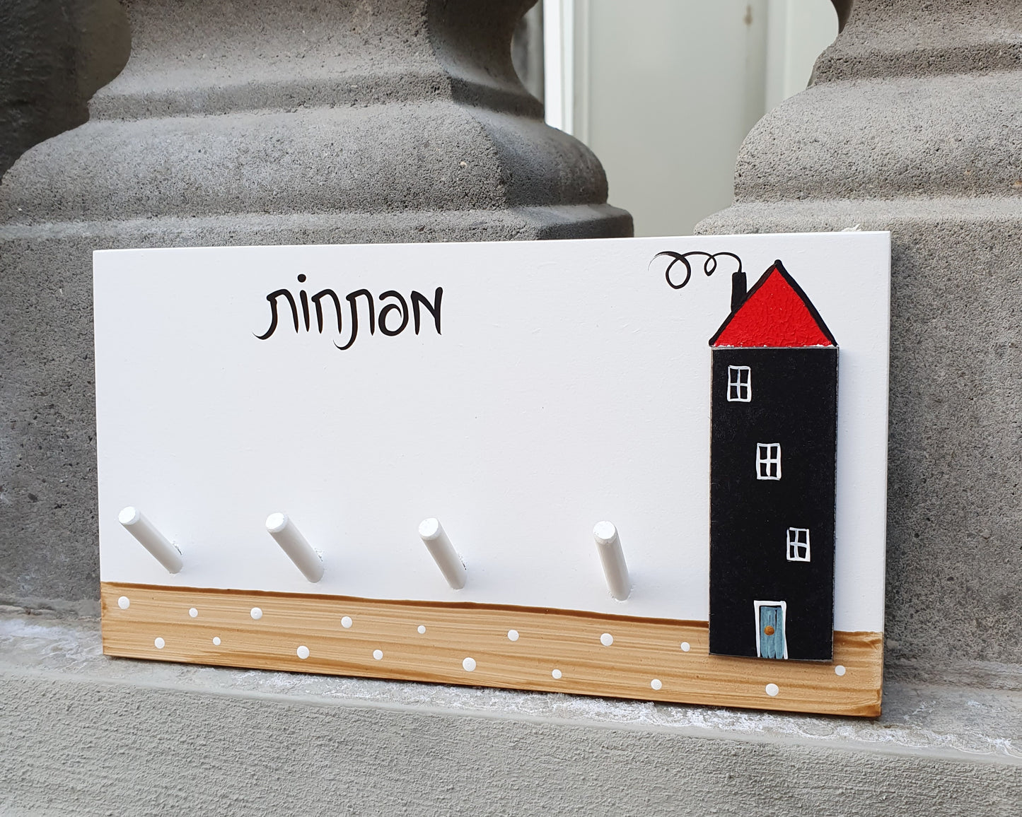 מתלה למפתחות לקיר בעבודת יד עם ציור בית עדין לכניסה לבית