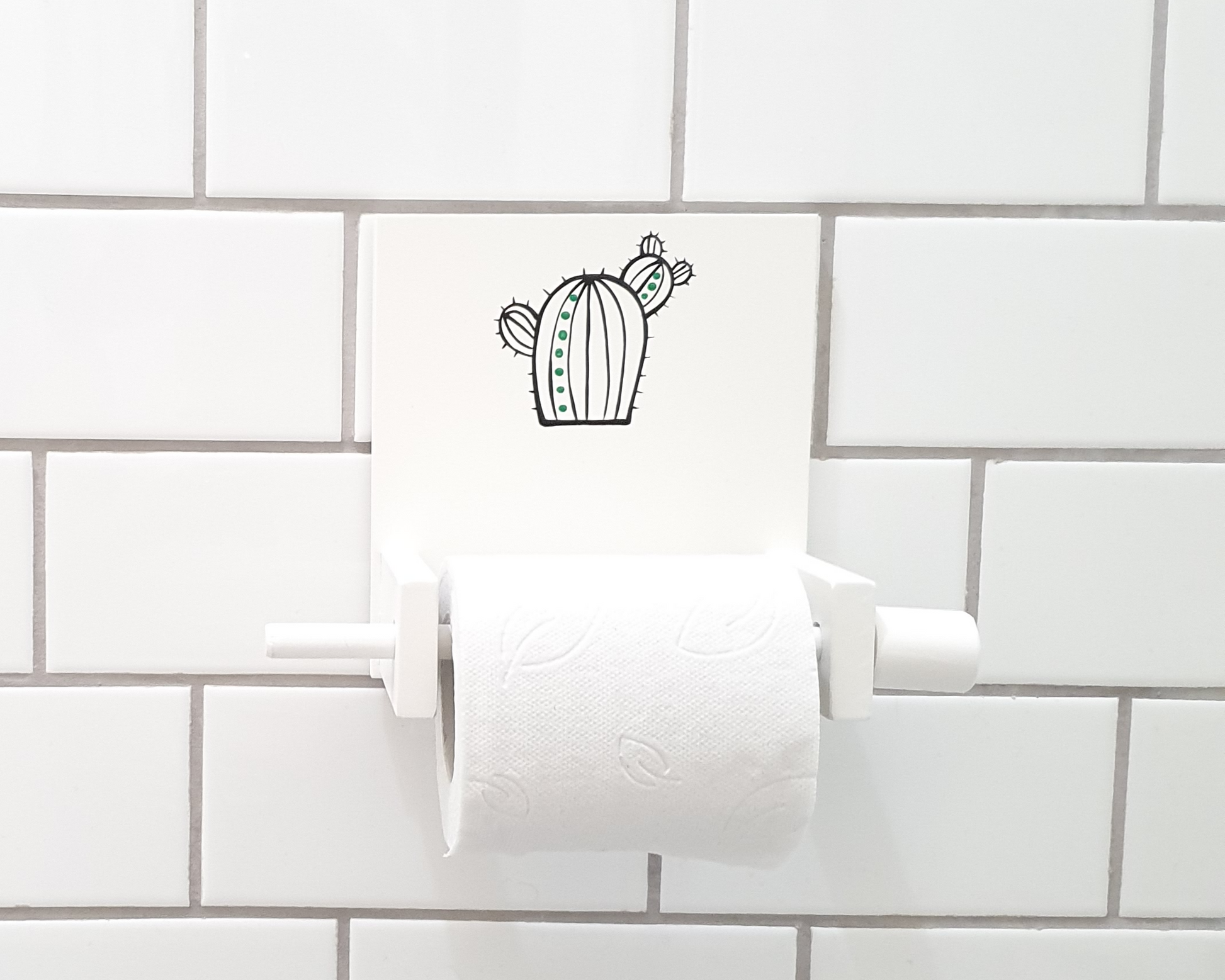מחזיק נייר טואלט מעץ מעוצב בעבודת יד עם ציור קקטוס עדין לחדר רחצה
