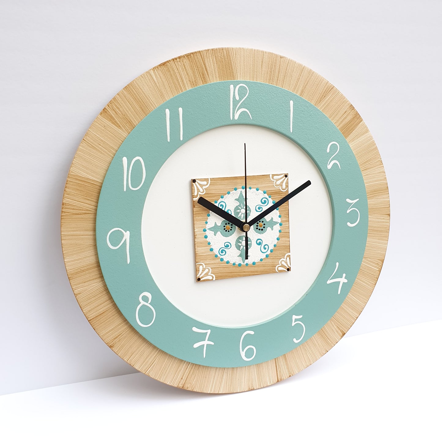 שעון קיר עגול מעץ עם רימונים בעבודת יד לעיצוב מטבח ופינת אוכל