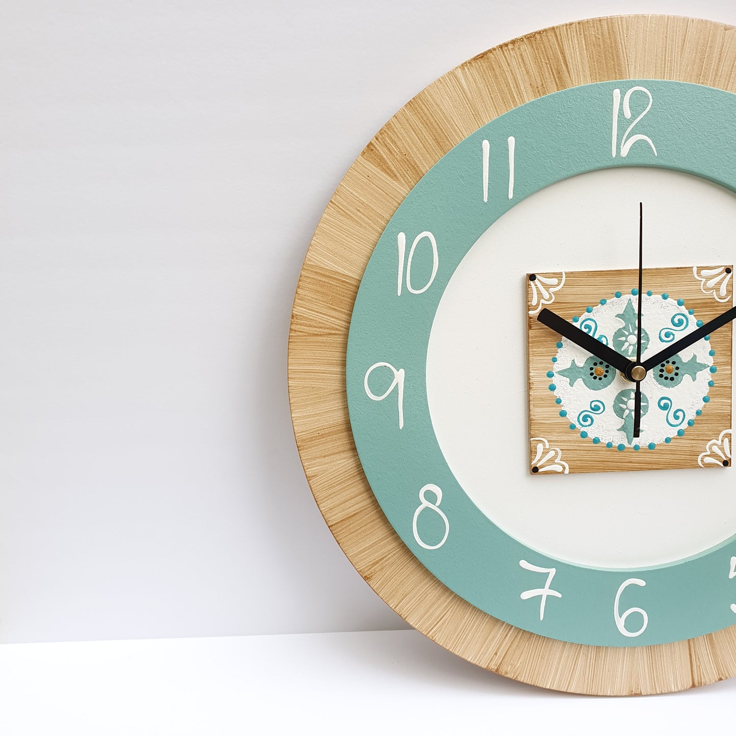 שעון קיר עגול מעץ עם רימונים בעבודת יד