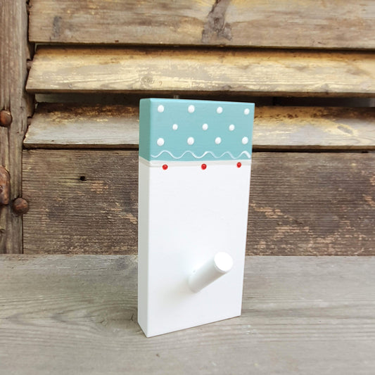 מתלה קיר מעץ בעבודת יד למגבת תיק או בגד עם ציור עדין