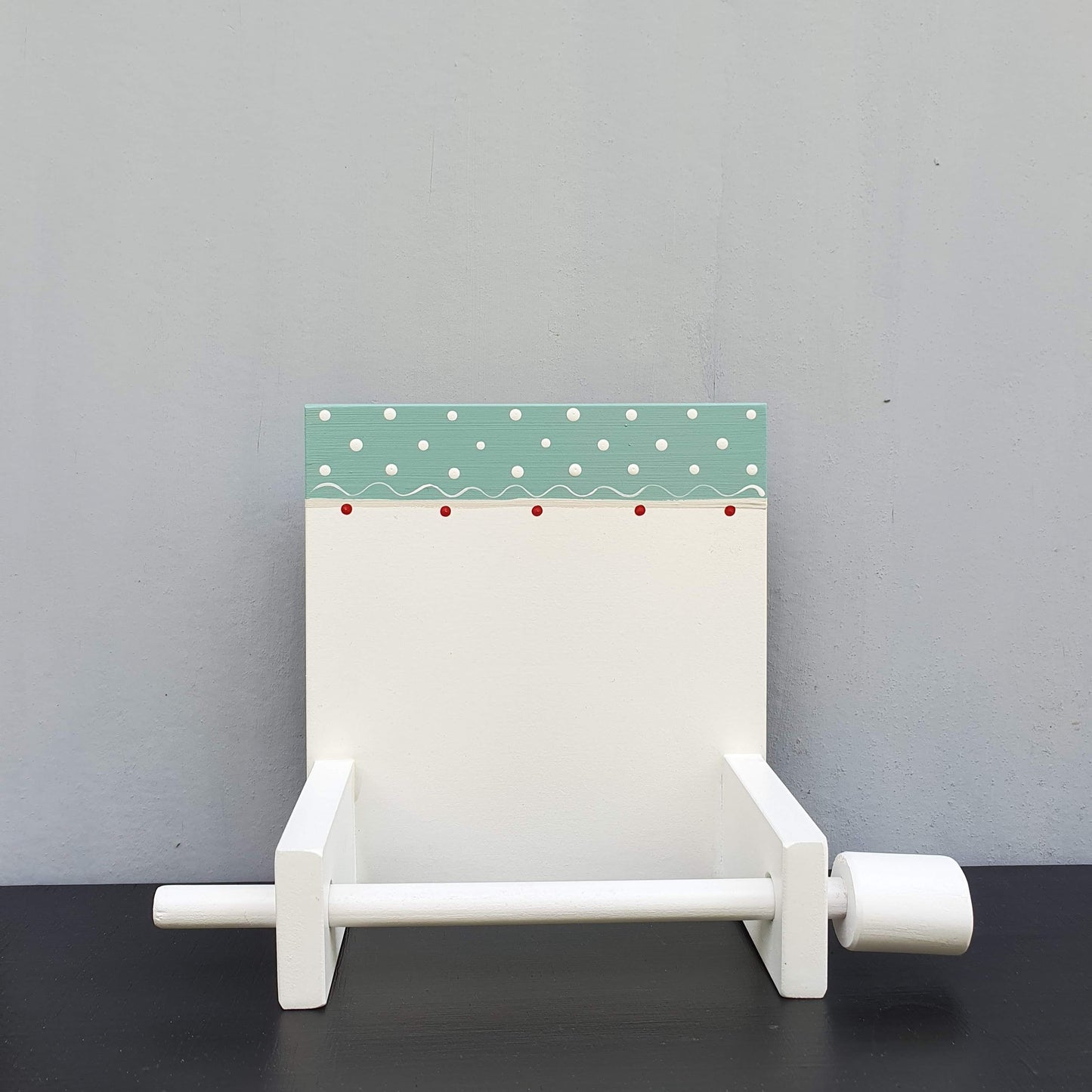 מתקן לנייר טואלט מעץ בעבודת יד לחדר רחצה לחדר שירותים בעיצוב עדין