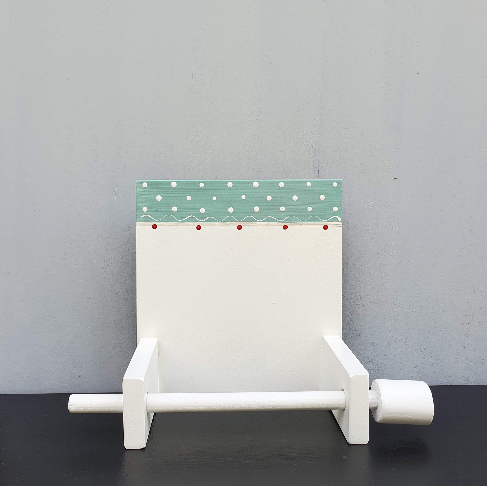 מתקן לנייר טואלט מעץ בעבודת יד לחדר רחצה לחדר שירותים בעיצוב עדין