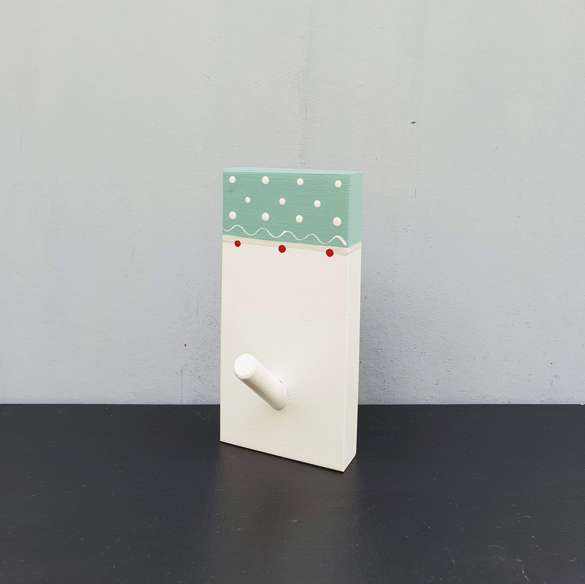 מתלה קיר מעץ בעבודת יד למגבת או תיק בעיצוב עדין