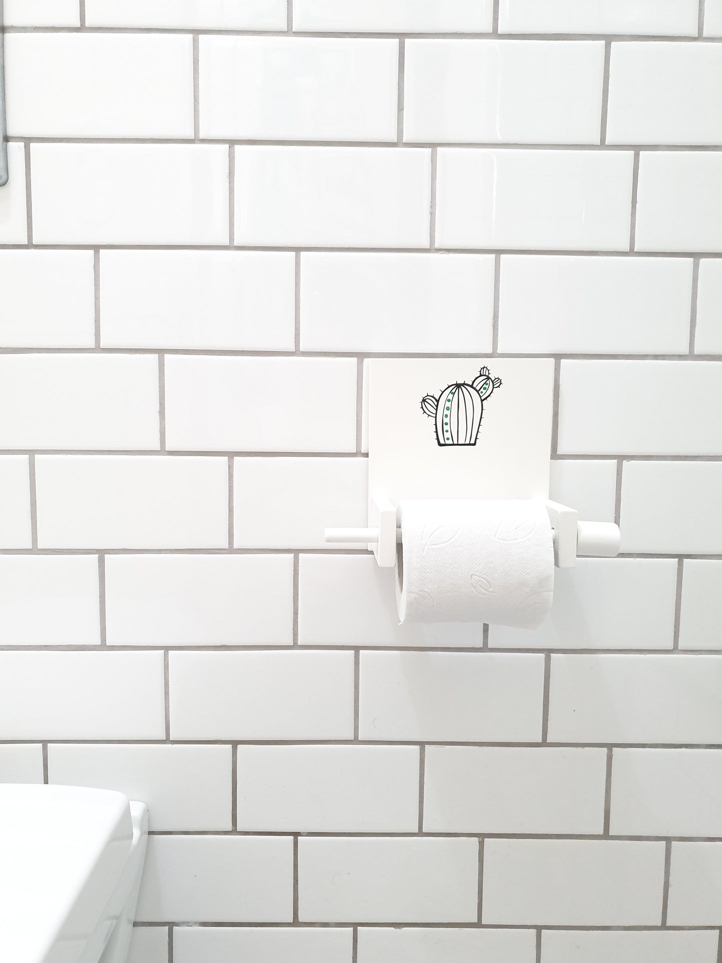 מחזיק נייר טואלט מעץ מעוצב בעבודת יד עם ציור קקטוס עדין לחדר רחצה