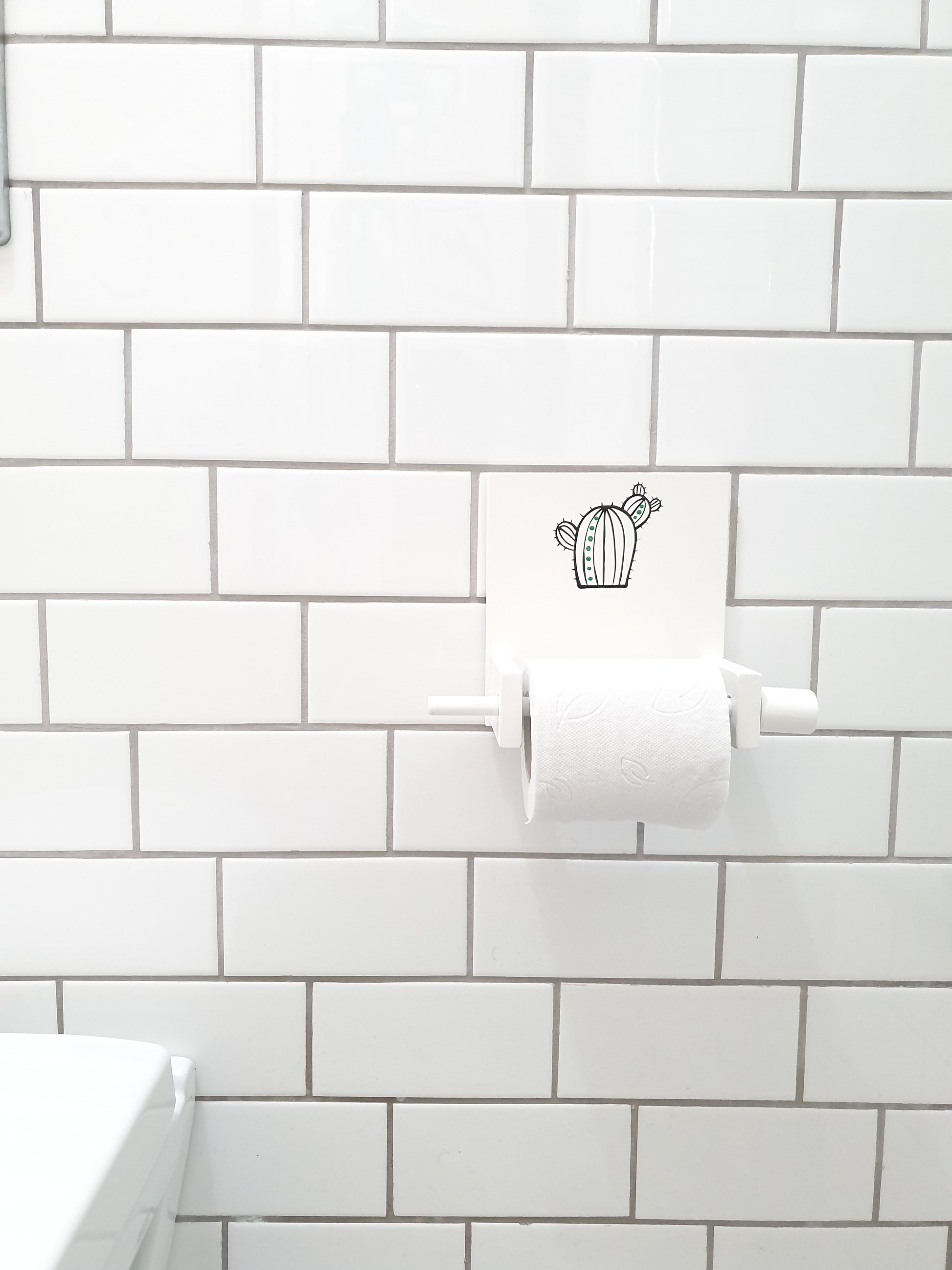 מחזיק נייר טואלט מעץ מעוצב בעבודת יד עם ציור קקטוס עדין לחדר רחצה