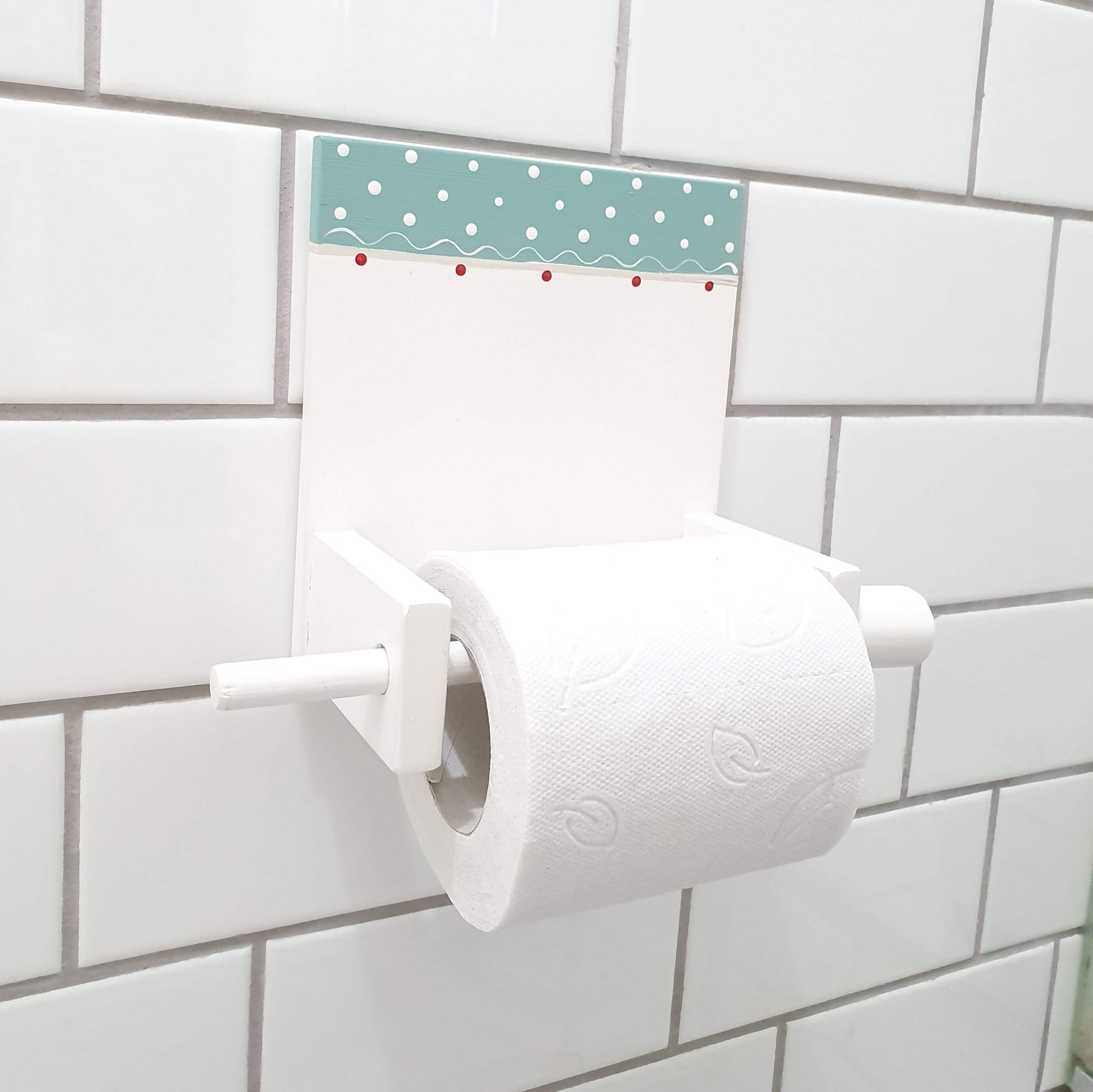 מתקן לנייר טואלט מעץ בעבודת יד בעיצוב עדין לחדר רחצה