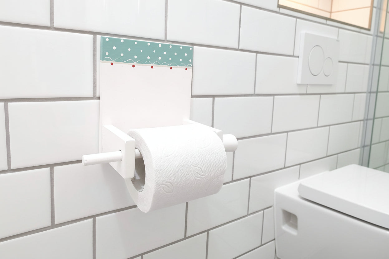 מתקן לנייר טואלט מעץ בעבודת יד לחדר רחצה בעיצוב עדין