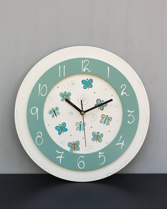 שעון קיר מעוצב עם ציור פרפרים בעבודת יד בגווני תכלת לבית