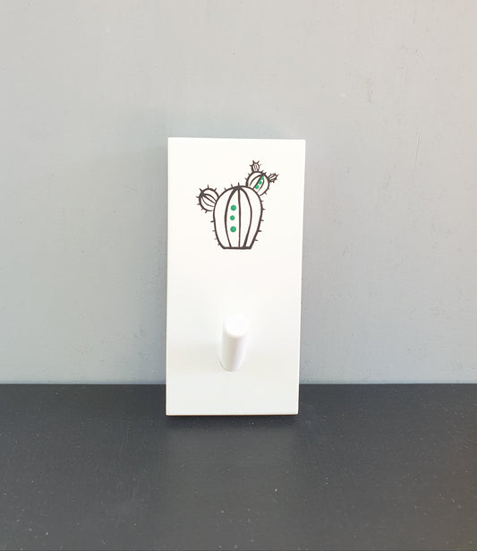 מתלה עץ עם וו תלייה מצויר בעבודת יד קקטוס שחור עם נקודות ירוקות על רקע לבן מתלה לבגדים תיקים ומגבות לכניסה לבית חדר רחצה וחדר ילדים עיצוב נקי מודרני