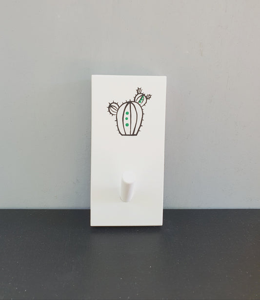 מתלה עץ עם וו תלייה מצויר בעבודת יד קקטוס שחור עם נקודות ירוקות על רקע לבן מתלה לבגדים תיקים ומגבות לכניסה לבית חדר רחצה וחדר ילדים עיצוב נקי מודרני