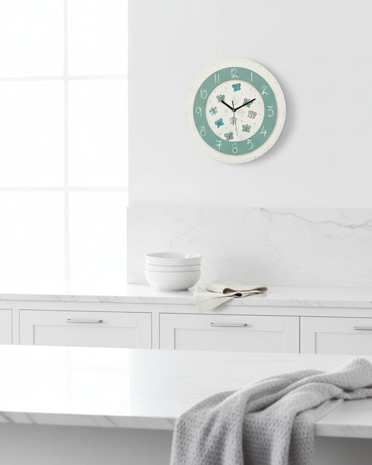 שעון קיר מעוצב עם ציור פרפרים בעבודת יד בגווני תכלת לבית