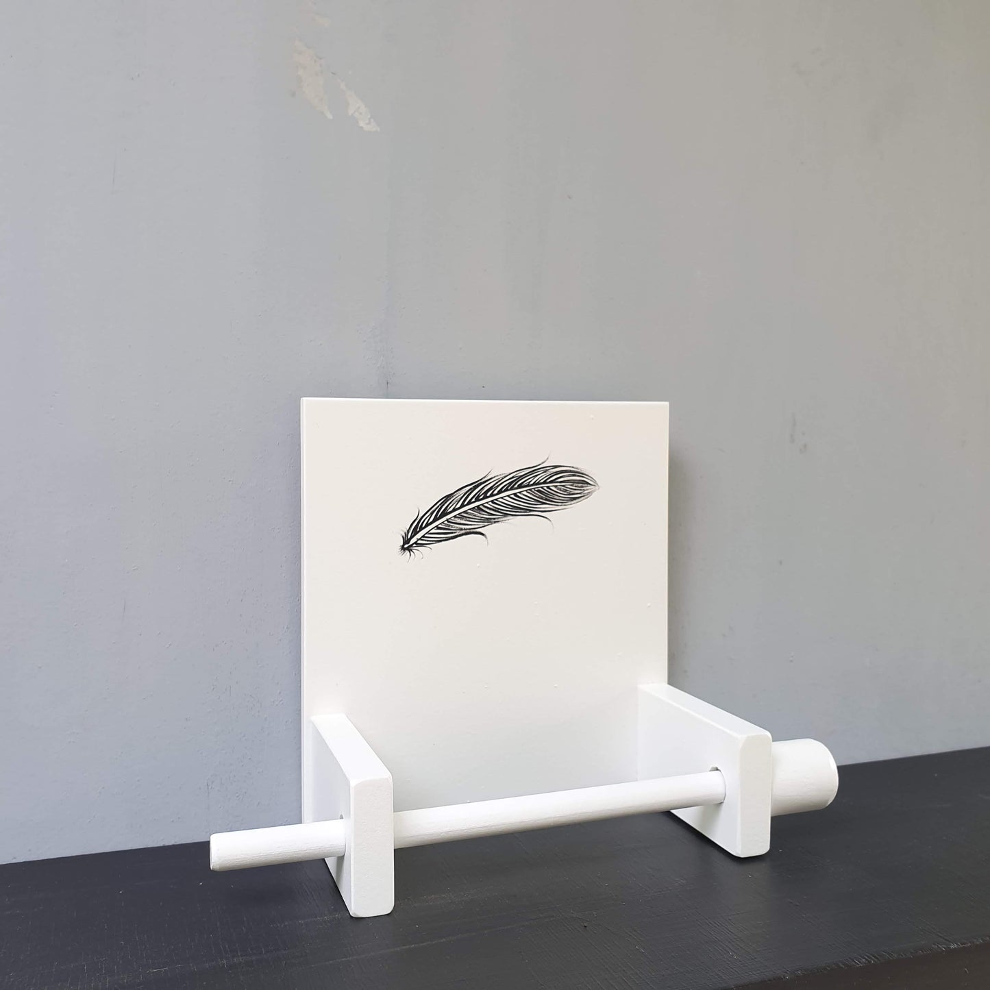 מחזיק נייר טואלט מעץ בעבודת יד עם ציור נוצה עדין