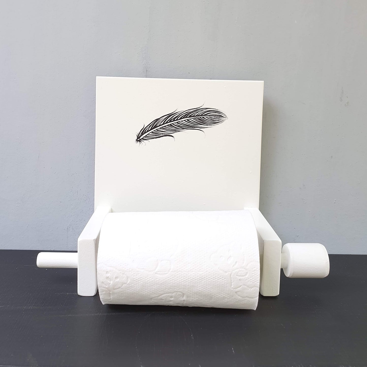 מחזיק נייר טואלט מעץ בעבודת יד עם ציור נוצה עדין