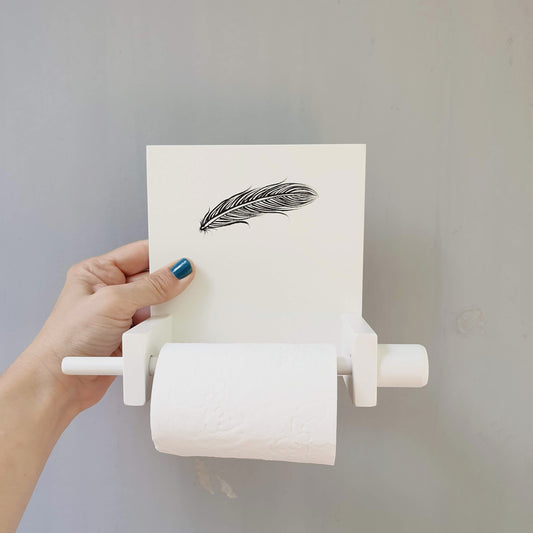 מחזיק נייר טואלט מעץ בעבודת יד עם ציור נוצה עדין