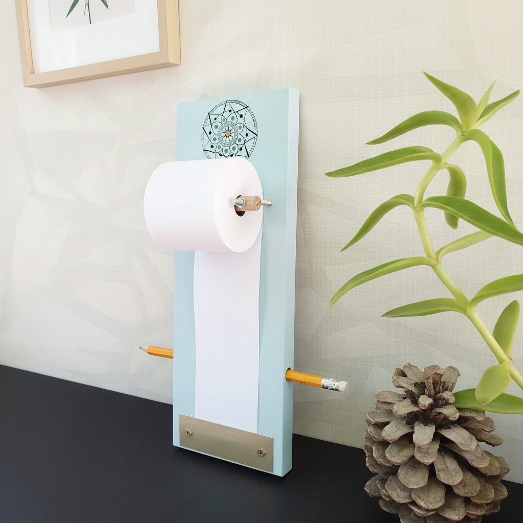 מגנט למקרר תכלת עם מנדלה מצוירת ביד פנקס קניות למטבח מתנה לחג מתנה למורה ולגננת