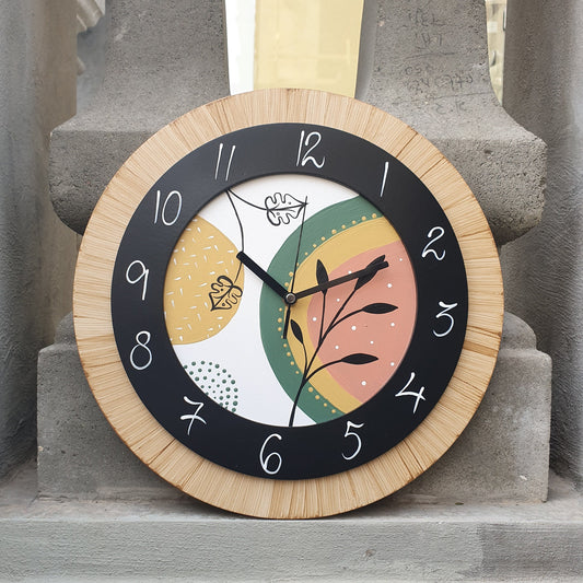 שעון קיר מעוצב מעץ עם ציור מודרני בעבודת יד לבית
