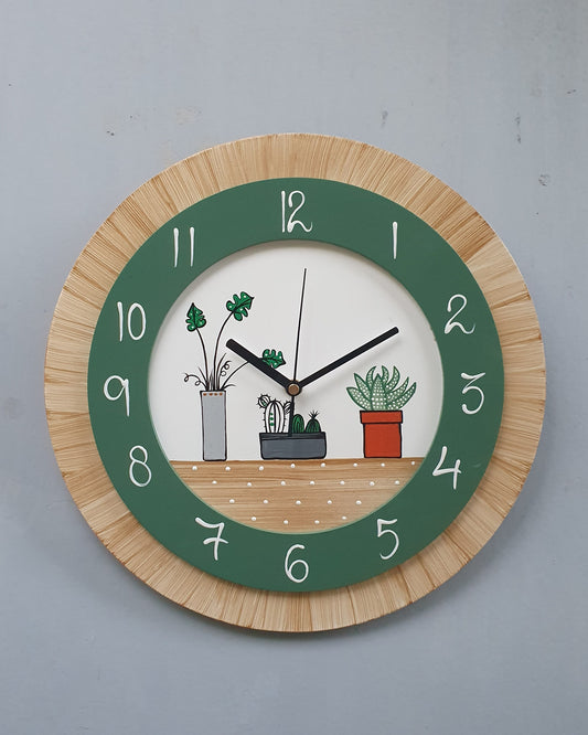 שעון קיר עגול מעץ עם ציור עציצים בעבודת יד בעיצוב טבעי לבית