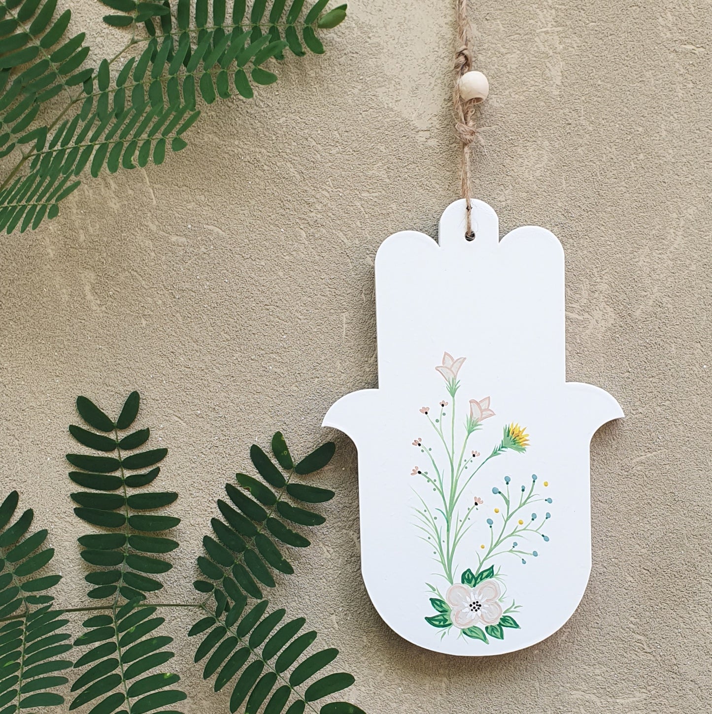 חמסה בעבודת יד עם ציור פריחה עדינה, מתנה לבית לחנוכת בית ולחגים ציור מקורי