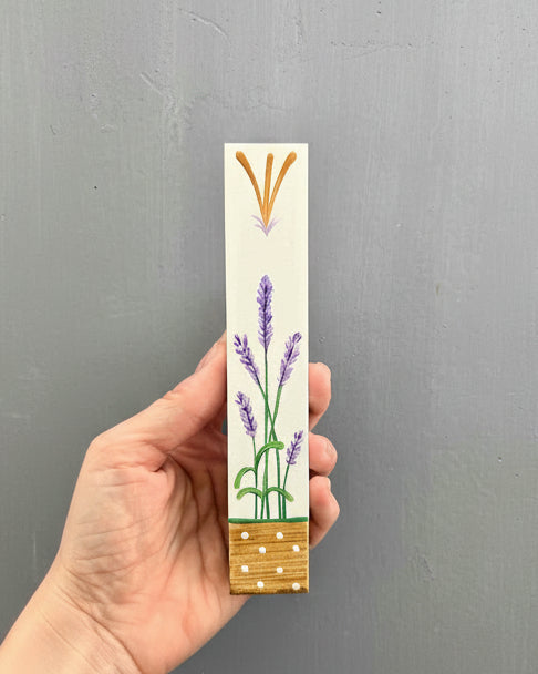 מזוזה מצוירת בעבודת יד עם איור לבנדר סגול בסגנון בוטני טבעי, מזוזה אומנותית לכניסה לבית או למשרד