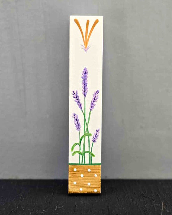 מזוזה מצוירת בעבודת יד עם איור לבנדר סגול בסגנון בוטני טבעי, מזוזה אומנותית לכניסה לבית או למשרד
