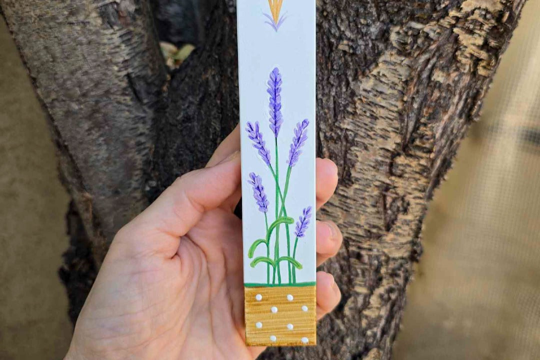 מזוזה מצוירת בעבודת יד עם איור לבנדר סגול בסגנון בוטני טבעי, מזוזה אומנותית לכניסה לבית או למשרד