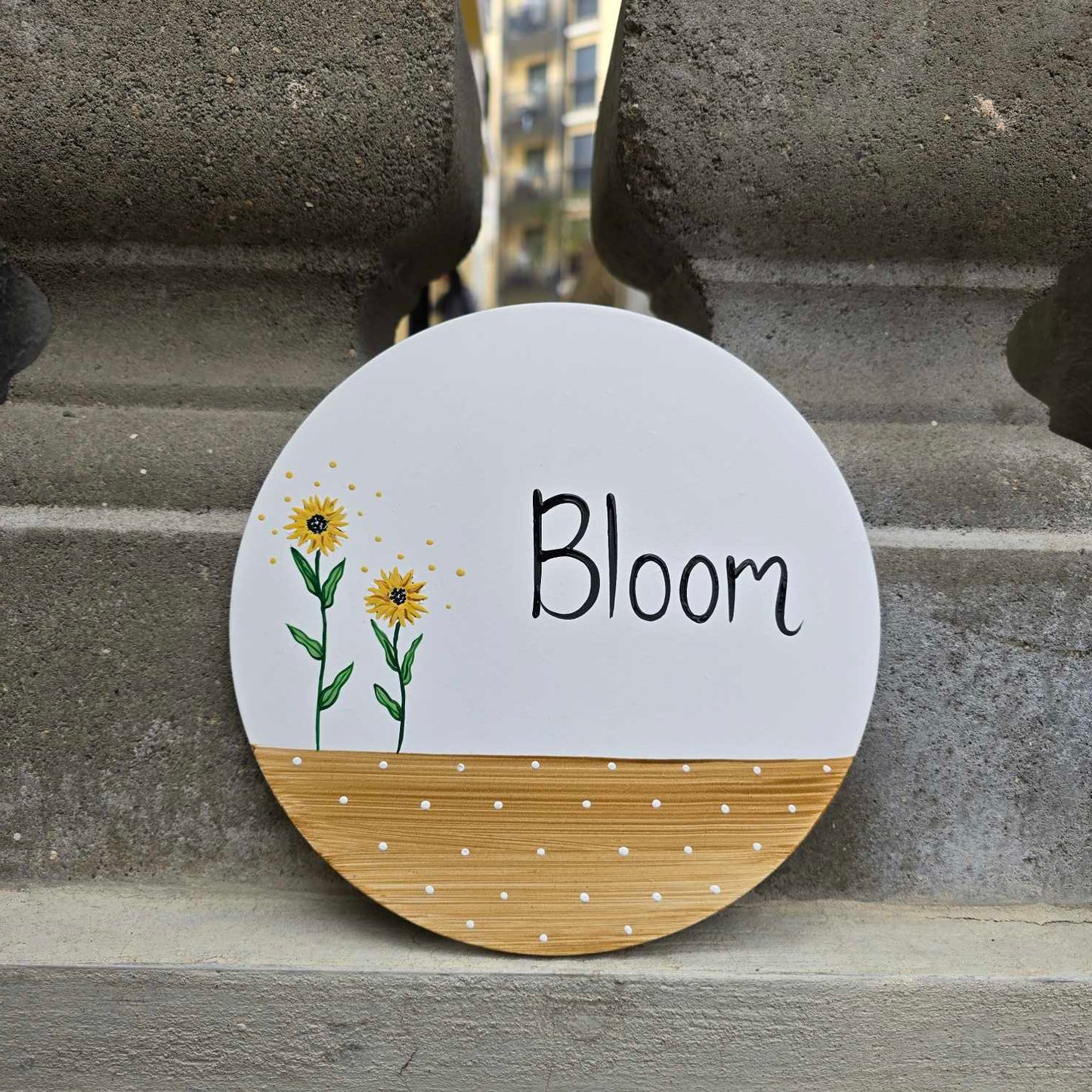 שלט עגול לדלת כניסה עם חמניות וכיתוב אישי