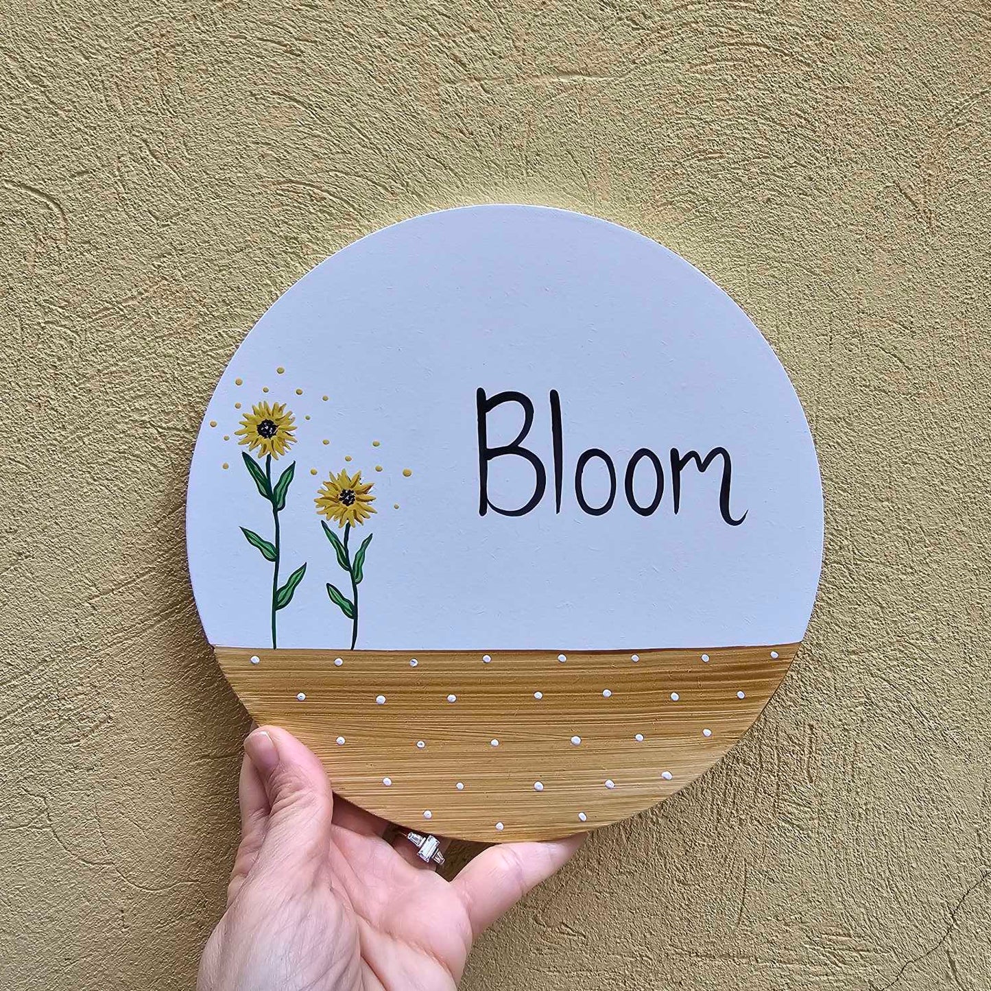 שלט לדלת כניסה עם ציור חמניות וכיתוב אישי בעבודת יד מעץ