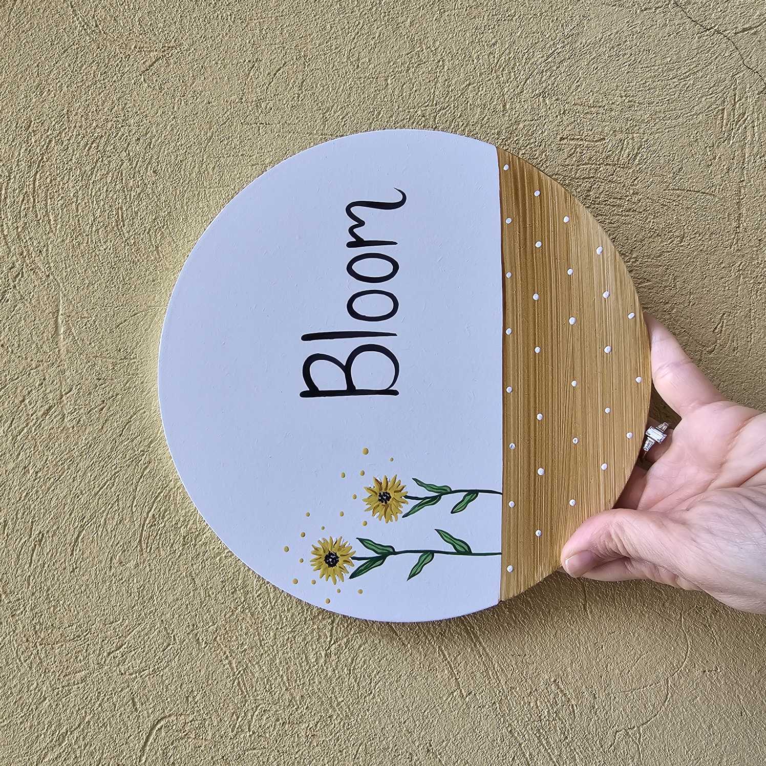 שלט לדלת כניסה עם ציור חמניות וכיתוב אישי בעבודת יד מעץ