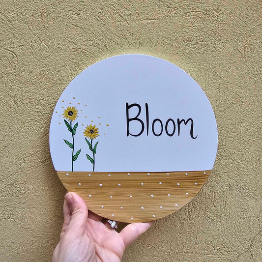 שלט לדלת כניסה עם ציור חמניות וכיתוב אישי בעבודת יד מעץ