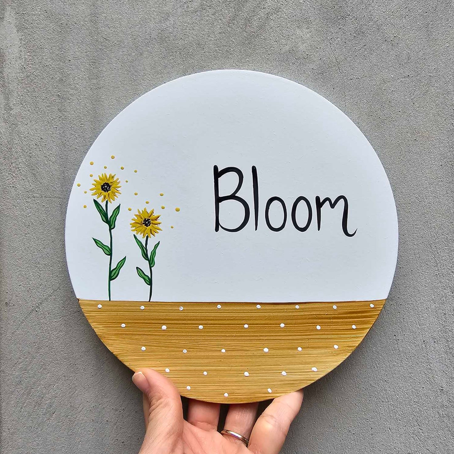 שלט לדלת כניסה עם ציור חמניות וכיתוב אישי בעבודת יד מעץ