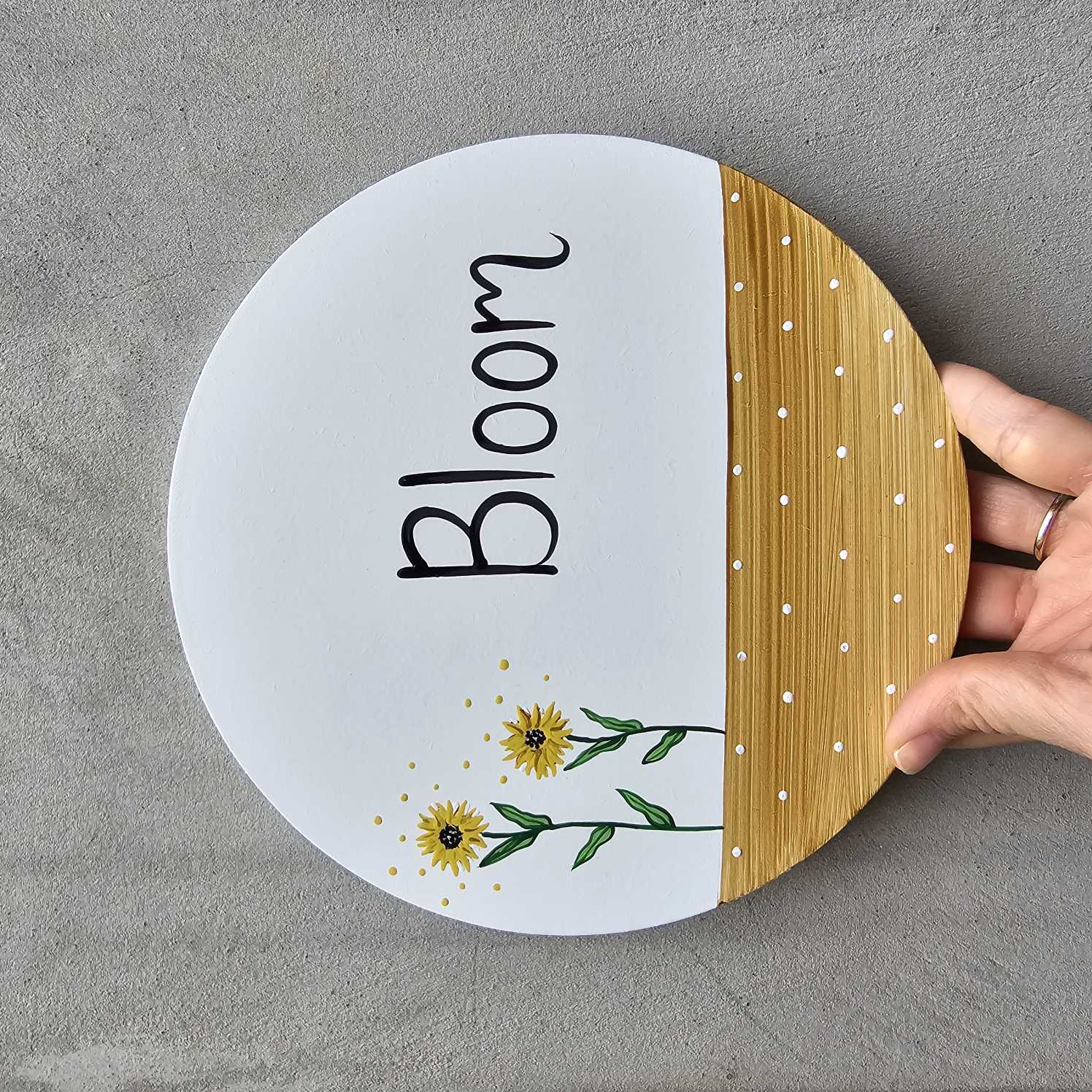 שלט לדלת כניסה עם ציור חמניות וכיתוב אישי בעבודת יד מעץ