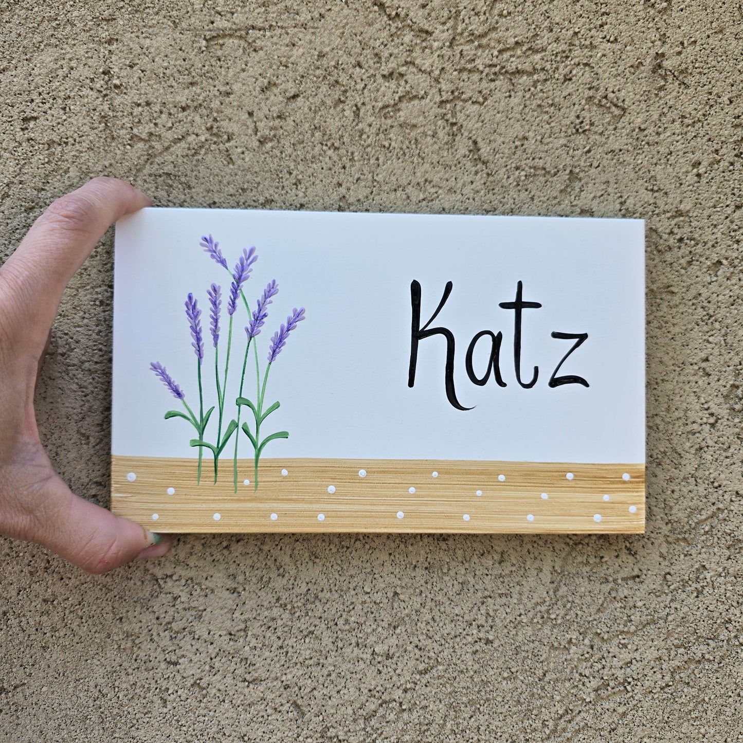 שלט לדלת כניסה עם ציור של פרח לבנדר בעבודת יד על רקע לבן עם פס עץ טבעי