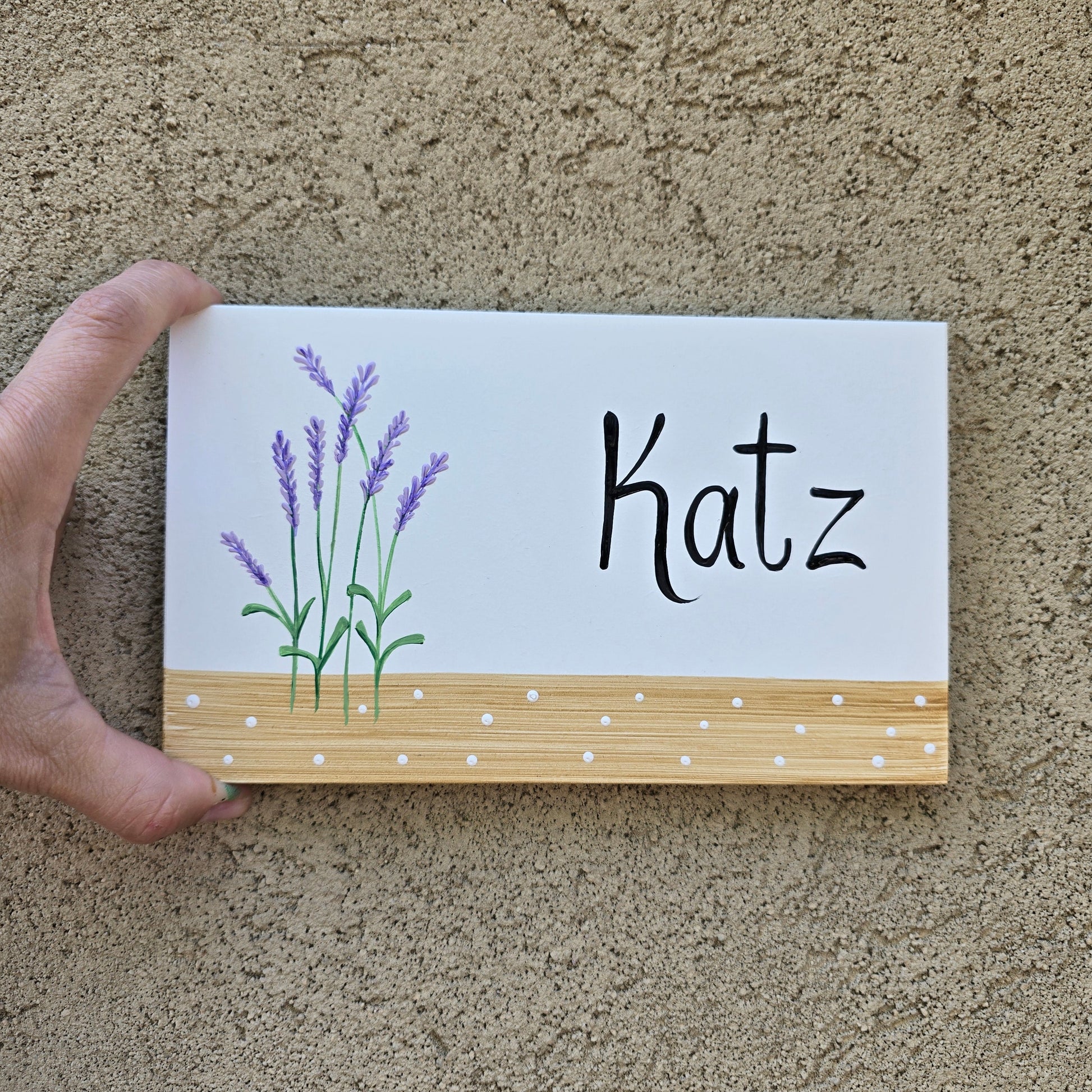 שלט לדלת כניסה עם ציור של פרח לבנדר בעבודת יד על רקע לבן עם פס עץ טבעי