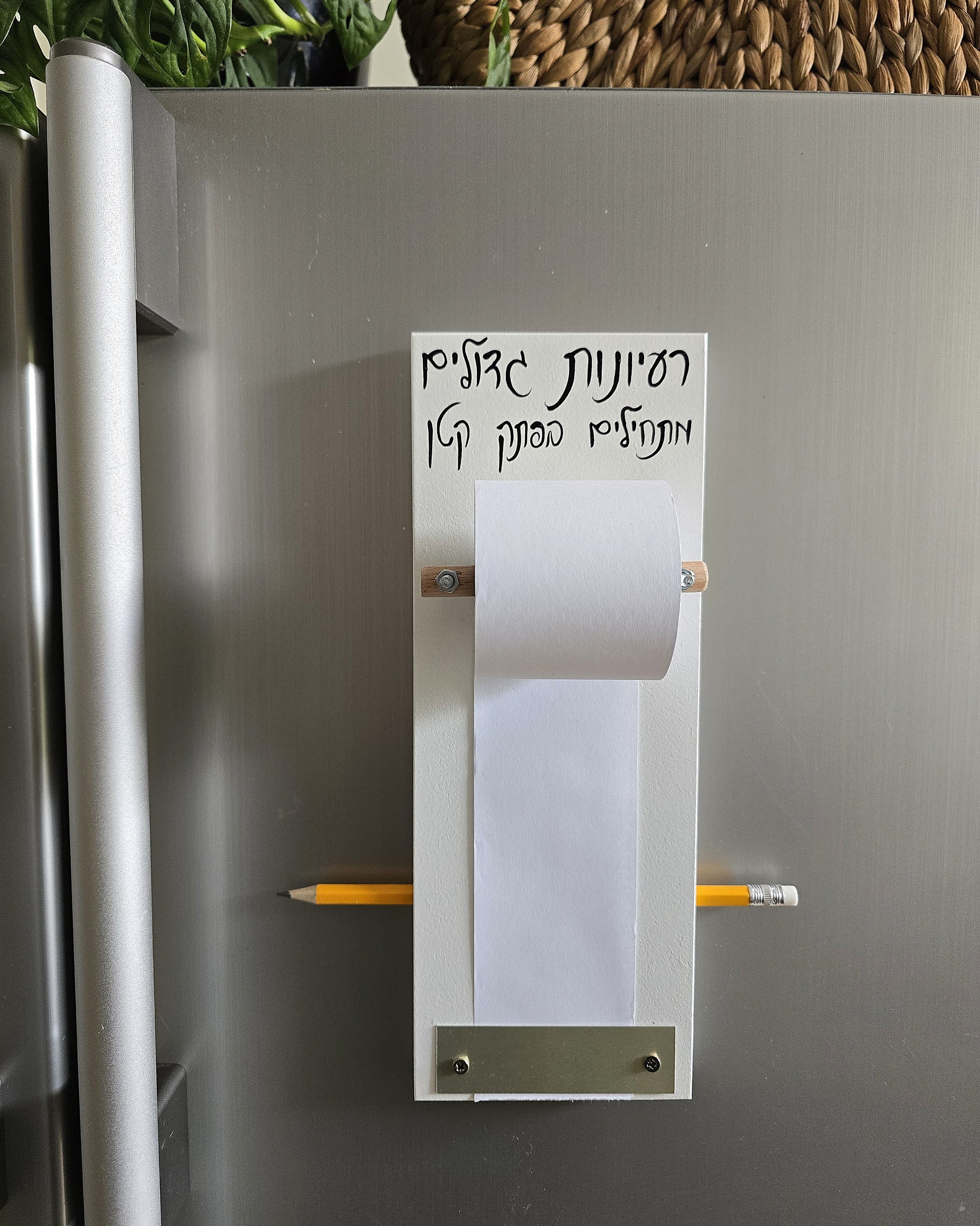 מגנט למקרר לרשימות בעבודת יד ממוסליל עם גליל נייר ועיפרון מתאים לרשימת קניות תזכורות מתנה שימושית למטבח
