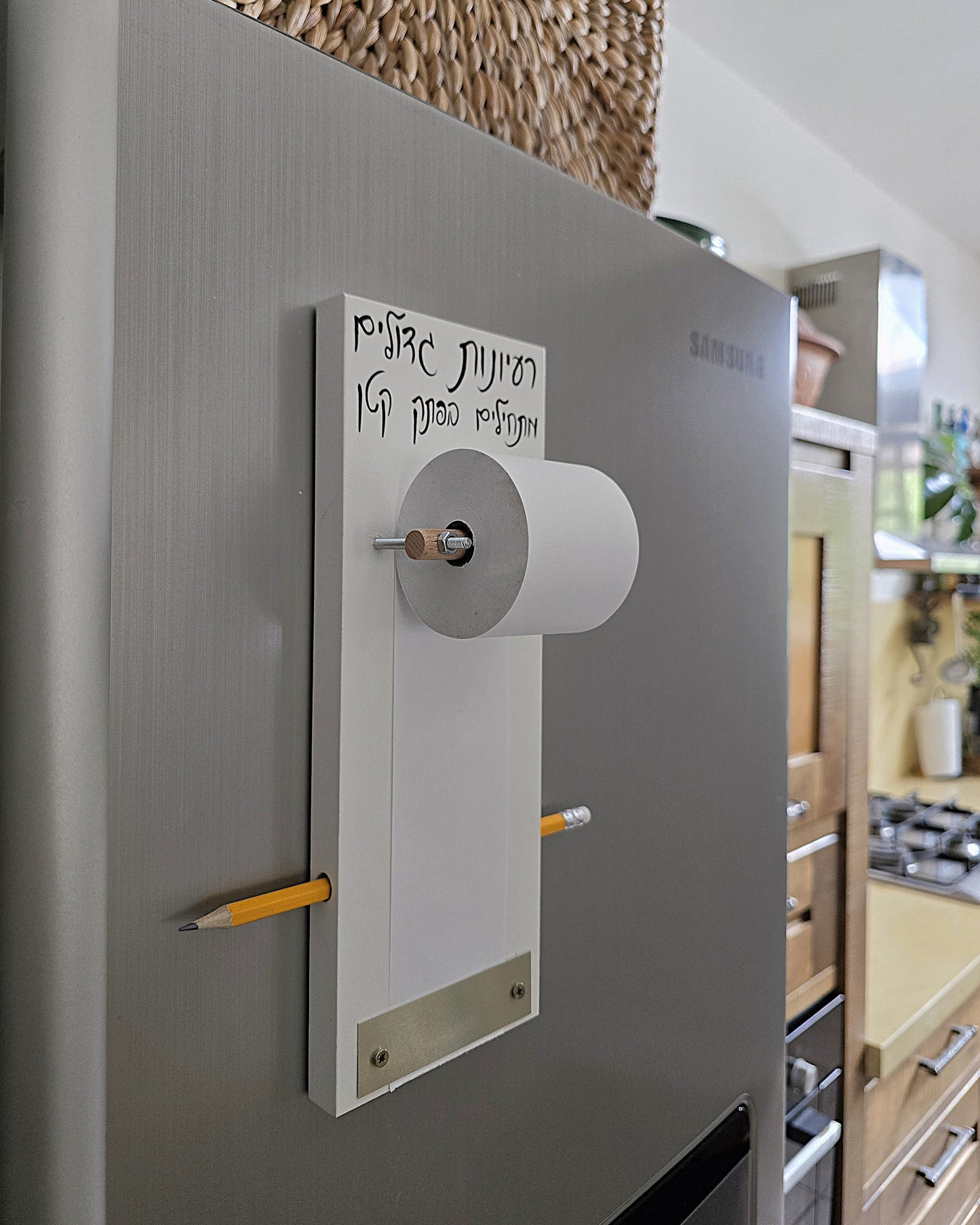 מגנט למקרר לרשימת קניות בעבודת יד ממוסליל עם גליל נייר ועיפרון אביזר שימושי לארגון המטבח