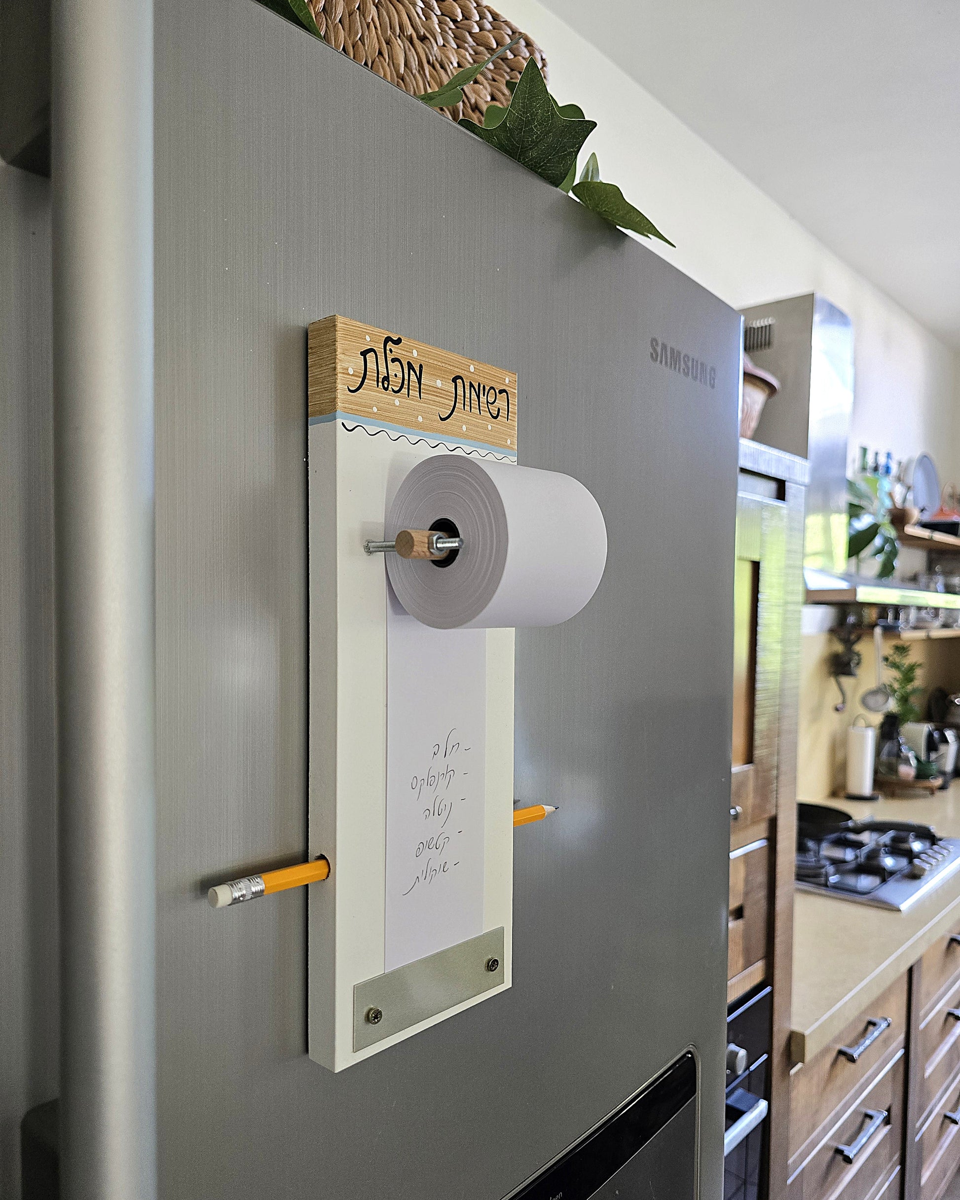 מגנט למקרר לרשימות בעבודת יד ממוסליל עם מקום לעיפרון מתאים לרשימת קניות תזכורות מתנה שימושית וארגון המטבח