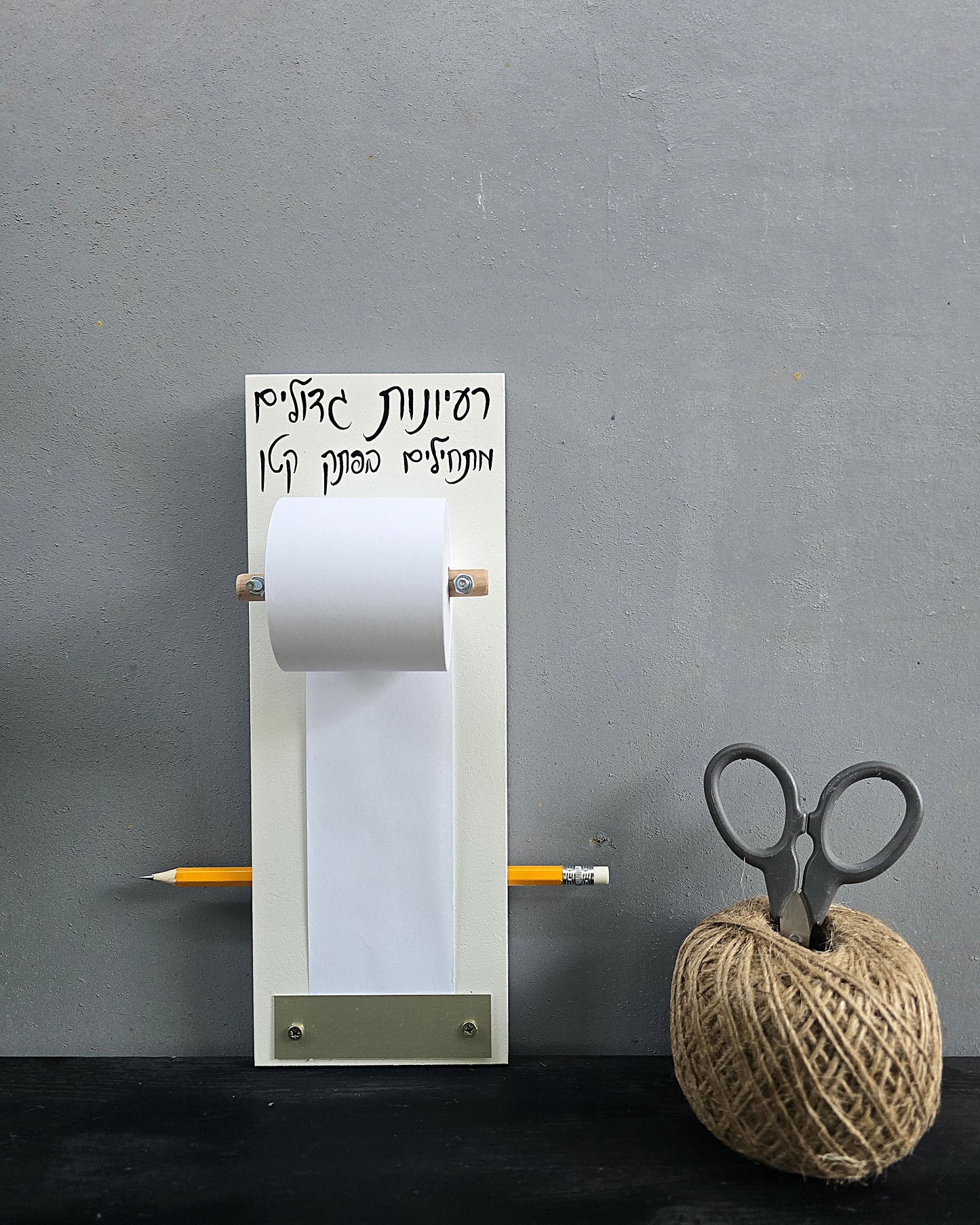 מגנט למקרר לרשימת קניות בעבודת יד ממוסליל עם גליל נייר ועיפרון אביזר שימושי לארגון המטבח