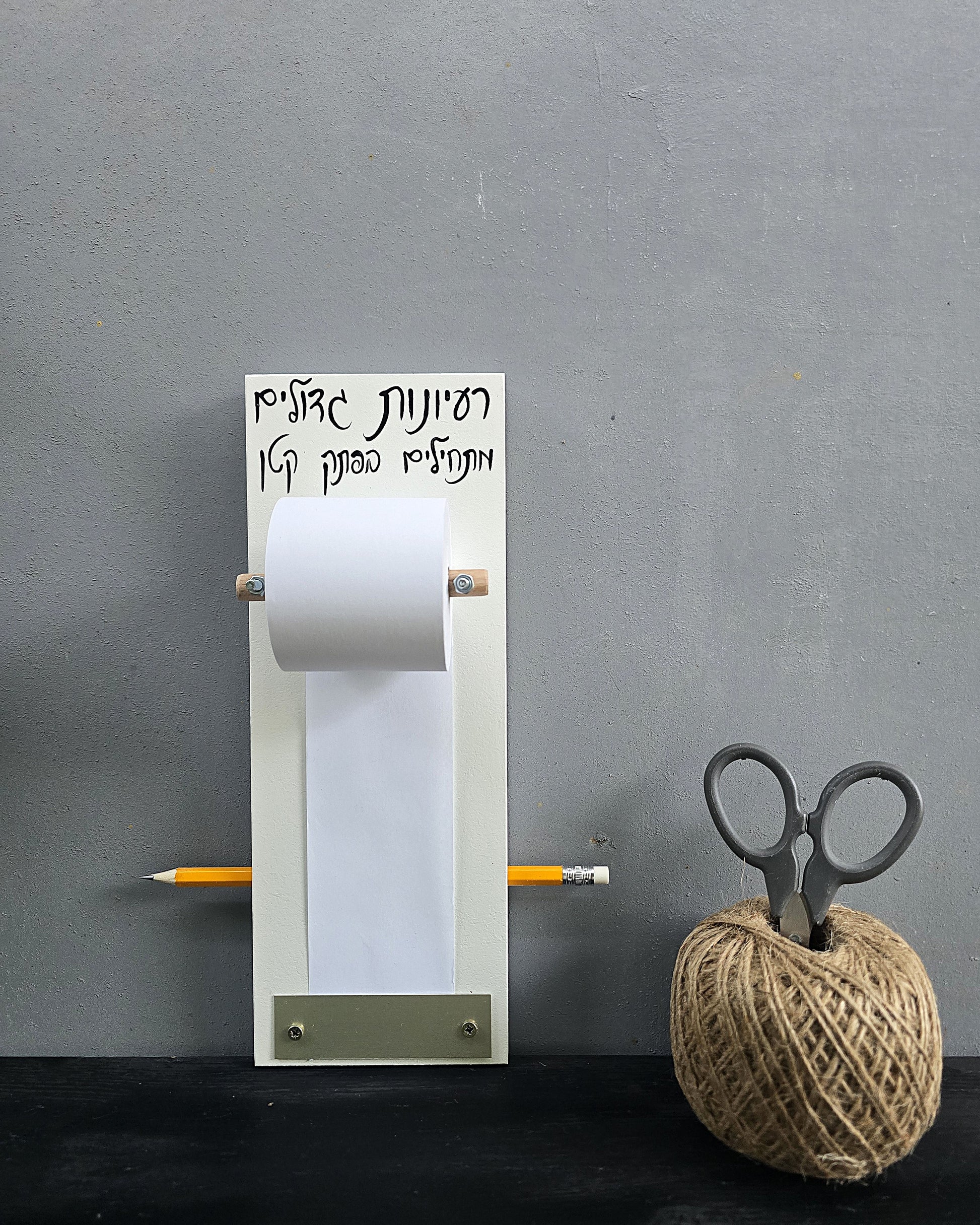 מגנט למקרר לרשימת קניות בעבודת יד ממוסליל עם גליל נייר ועיפרון אביזר שימושי לארגון המטבח