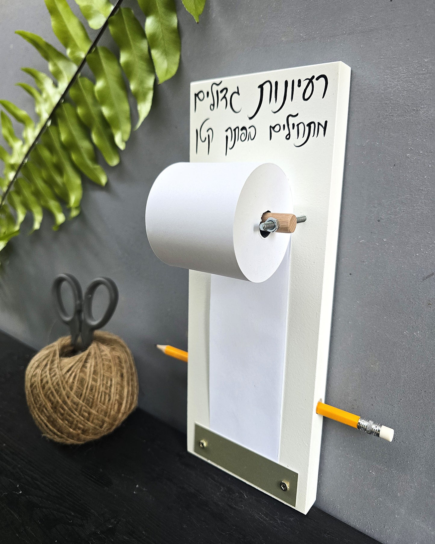 מגנט למקרר לרשימות בעבודת יד ממוסליל עם גליל נייר ועיפרון מתאים לרשימת קניות תזכורות מתנה שימושית למטבח