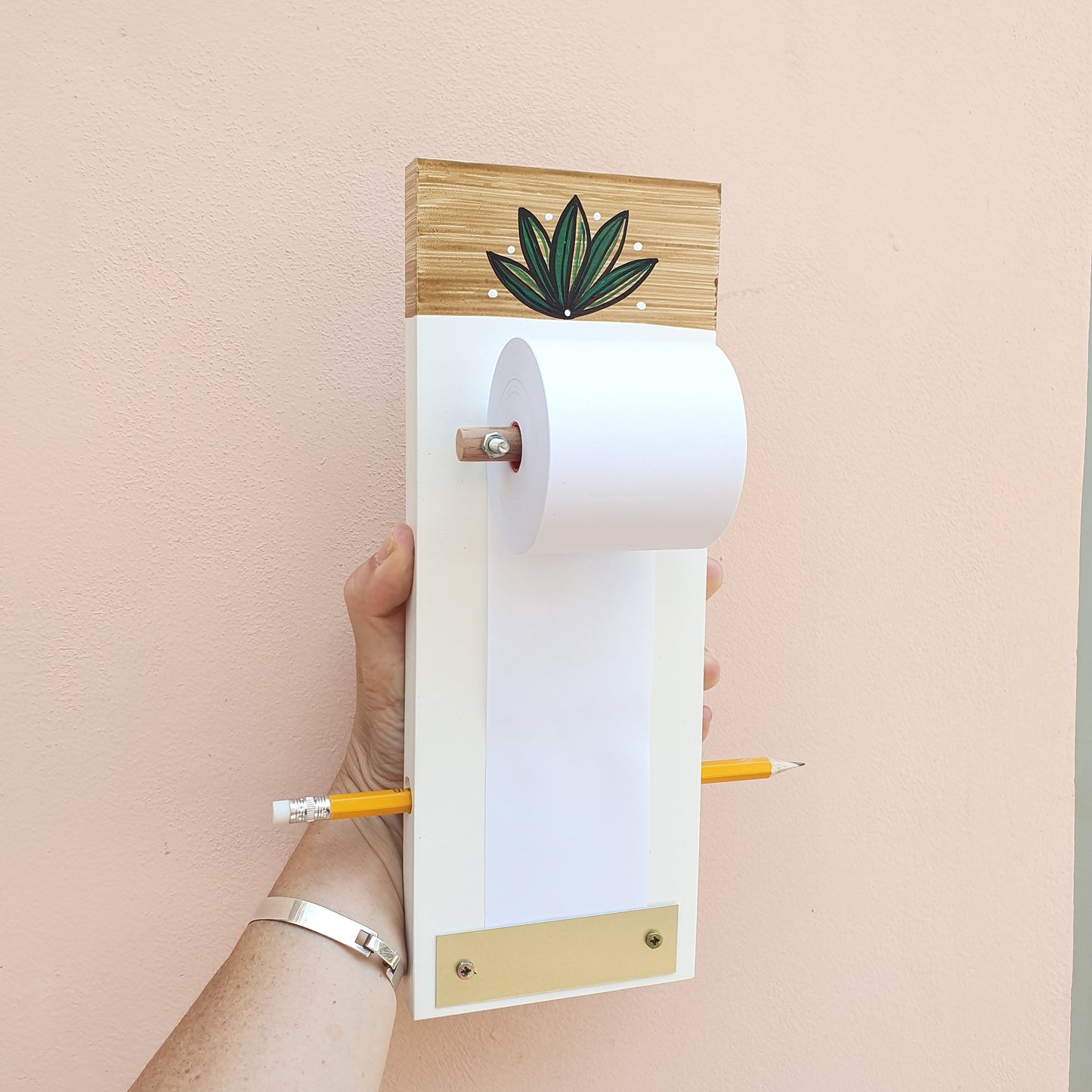 לוח רשימות מגנטי למקרר עם איור בוטני סוקולנט מצויר על עץ ונייר סליל