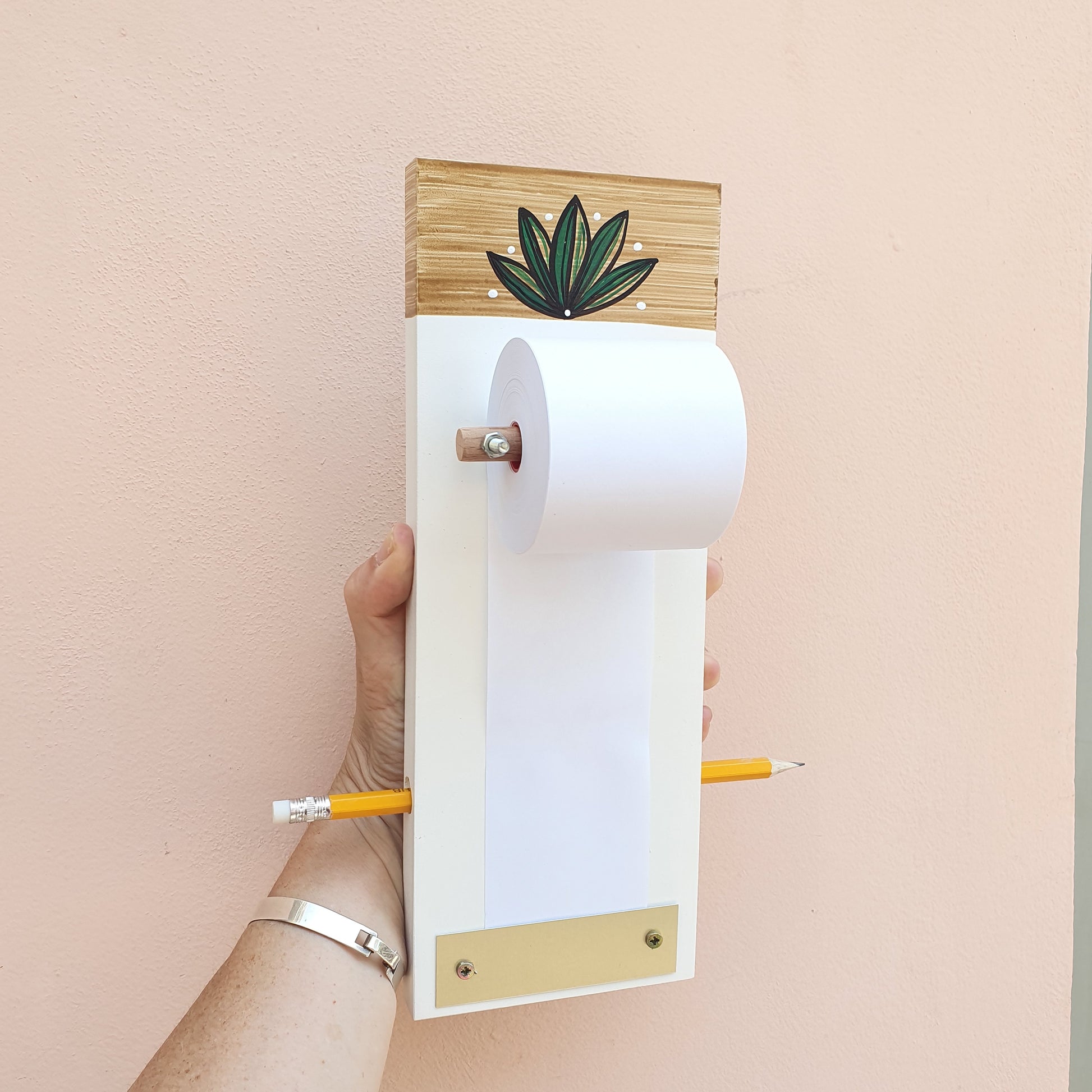 לוח רשימות מגנטי למקרר עם איור בוטני סוקולנט מצויר על עץ ונייר סליל